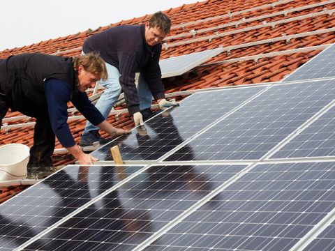 Installation von Solarmodulen auf dem Dach