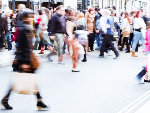 Fußgänger überqueren eine Straße