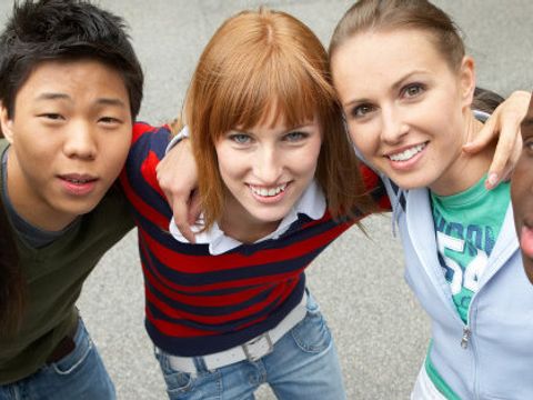 Gruppe junger Menschen internationaler Herkunft