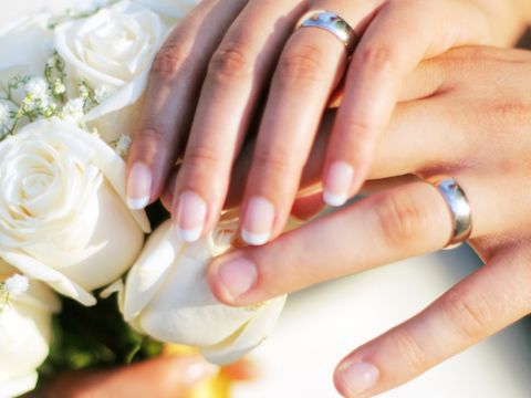 Hände eines Hochzeitpaares