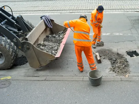 Arbeiter beseitigen Straßenschäden