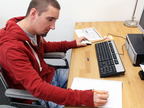 Rollstuhlfahrer am Arbeitsplatz