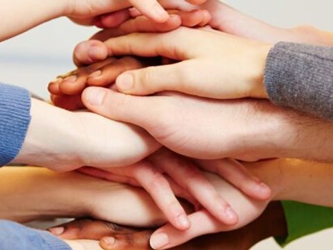 Mehrere Hände liegen übereinander