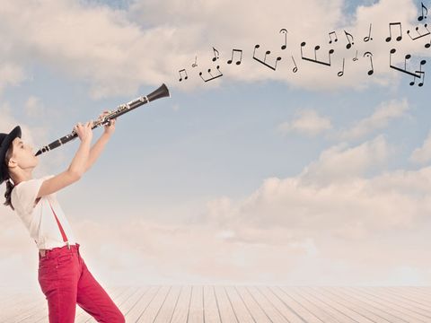Mädchen spielt Klarinette