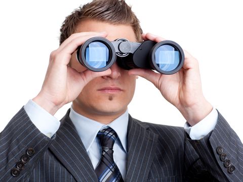 Mann sieht durch Fernglas