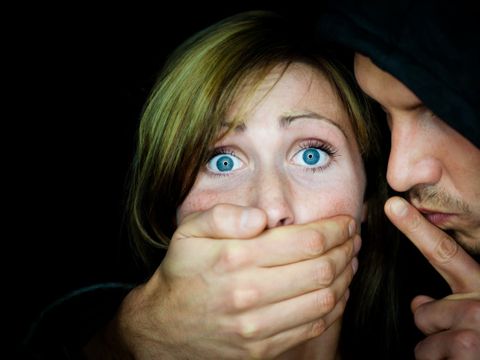 Angst – Ein Angreifer hält einer Frau den Mund zu