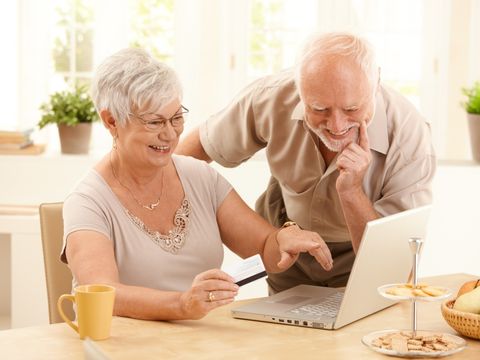 2 Senioren am Laptop