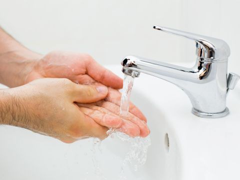 Händewaschen am Waschbecken