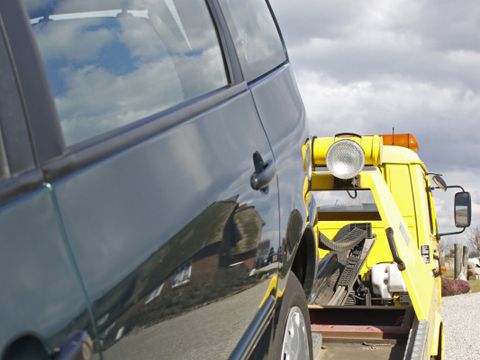 Auto wird auf Abschleppwagen gezogen