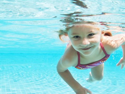 schwimmendes Mädchen
