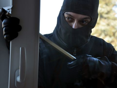 Einbrecher beim öffnen der Tür