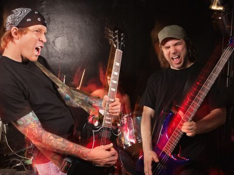2 Rockmusiker die machen ihren Bassgitarren Musik machen