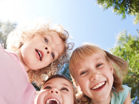 3 lachende Kinder
