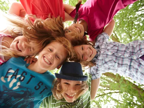 6 lachende Kinder