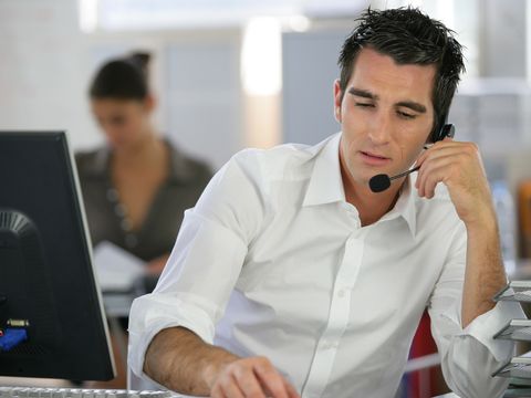 telefonierender Mann im Büro