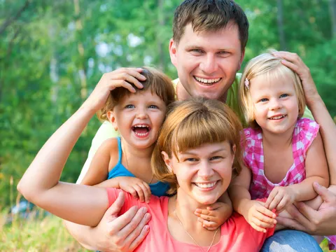 Glückliche Familie im Sommer