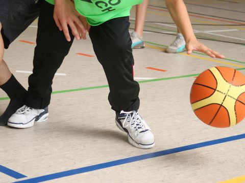 Foto von einem Basketballspiel in der Halle