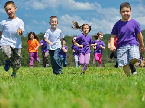 Gruppe rennender Kinder