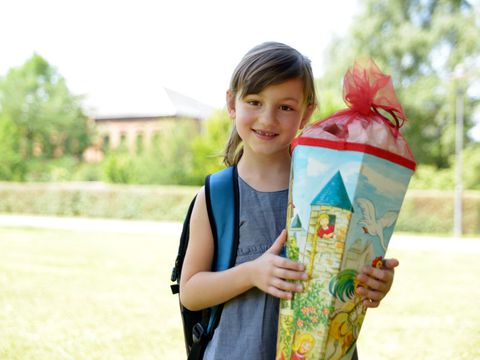 Mädchen mit Einschulungstüte