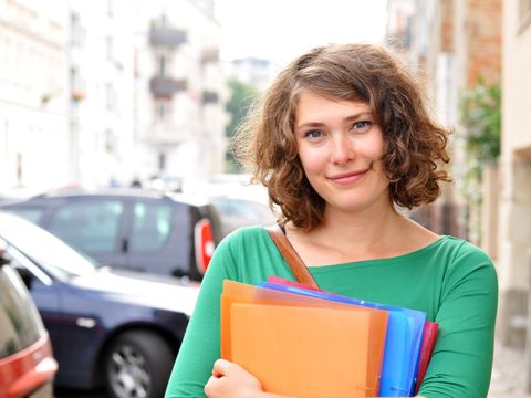 Studentin mit Arbeitsmappen