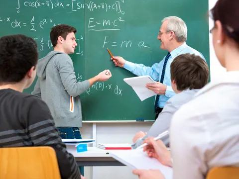 Schüler mit Lehrer im Klassenraum beim Mathematikunterricht