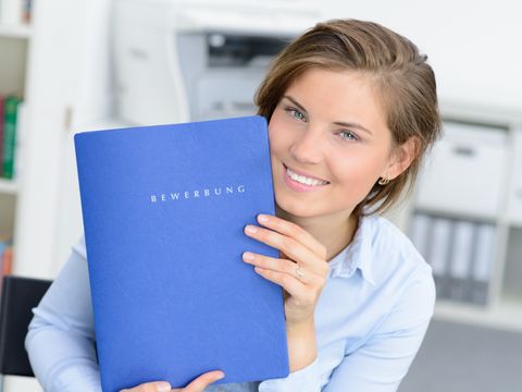 Junge Frau mit Bewerbungsmappe
