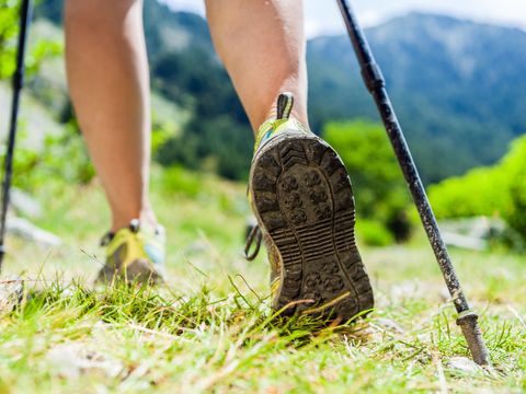 Beinausschnitt einer Person beim Nordic Walking