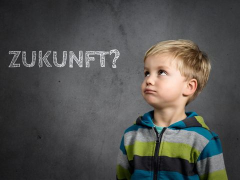 Kind schaut auf das Wort Zukunft