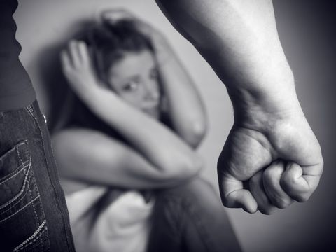 Mann droht mit geballter faust einer ängstlichen Frau
