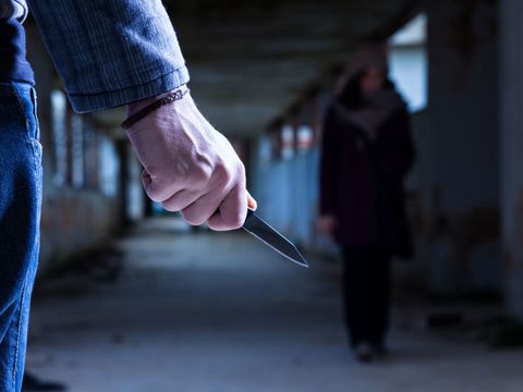 Mann mit Messer in der Hand