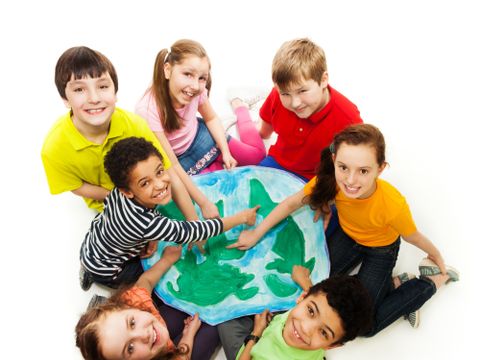 Kinder aus der ganzen Welt sitzen im Kreis