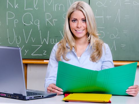 freundlich lächelnde grundschullehrerin...