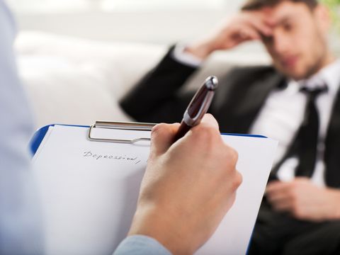 Psychologe bei Patientengespräch
