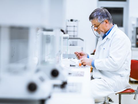 Älterer Forscher arbeitet im Labor
