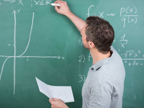Mathematik Lehrer schreibt an Tafel
