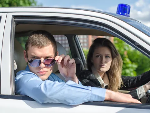zwei junge Kriminalbeamte auf dem Weg zum Tatort