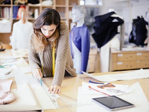 Modedesignerin arbeitet im Studio