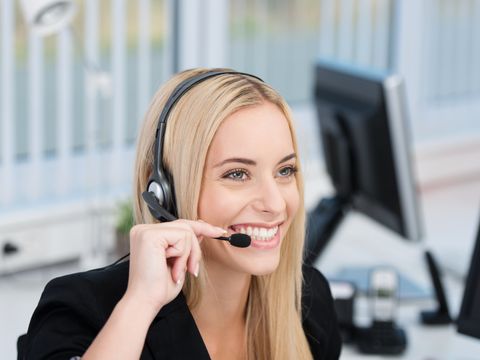 Eine Fraukopf mit Headset im Büro