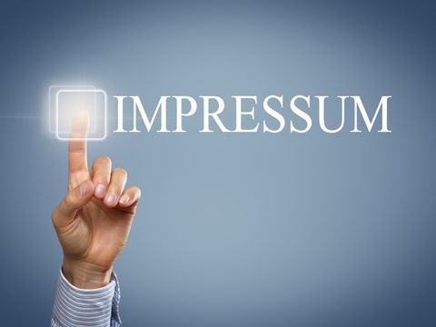 Schild Impressum mit Finger und Button