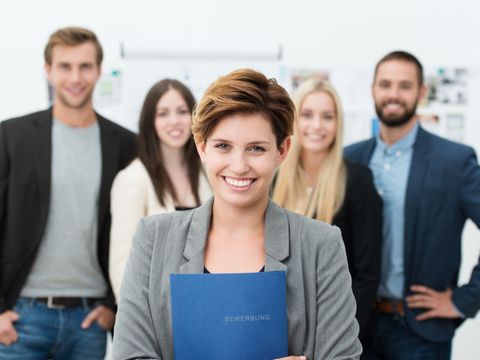 Lächelnde junge Bewerberin