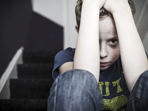 Depressiver kleiner Junge