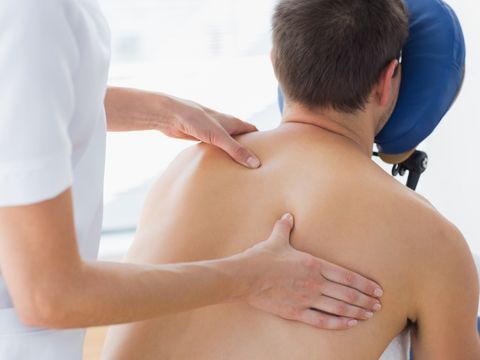 Masseur massiert Patient
