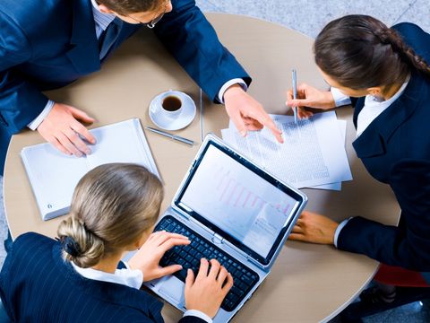 Drei Geschäftsleute beim Meeting
