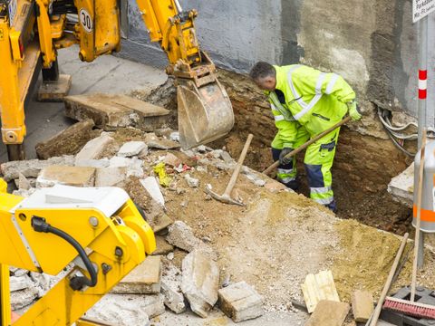 Baustelle im Straßenraum; Aufgrabung für Leitungsverlegung