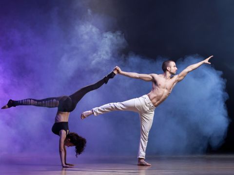Ein Paar tanzt auf der Bühne Ballett