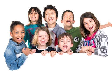 Sieben lachende Kinder