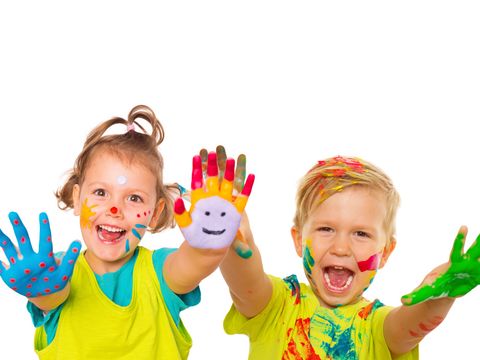 zwei Kinder mit bunten bemalten Händen