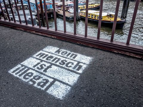 Schriftzug auf den Boden gesprüht kein Mensch ist illegal