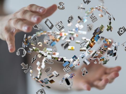 Hände halten einen virtuellen Ball aus Medien-Icons
