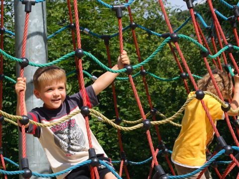 Kinder kletter auf Spielgerüst